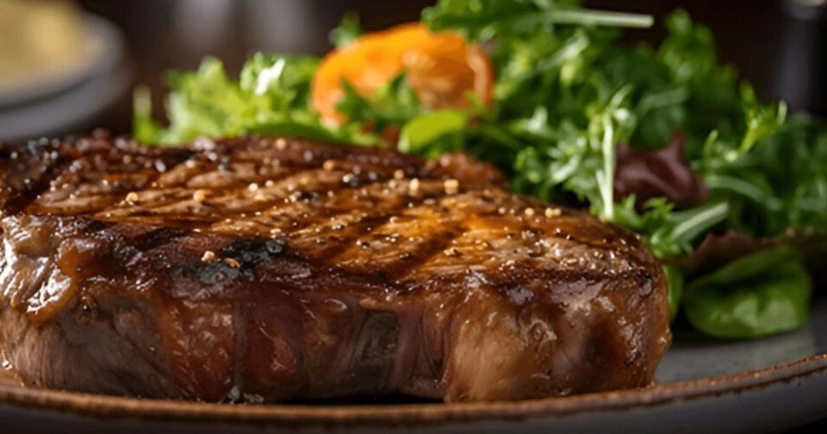 A deliciously plated round steak served with roasted vegetables, showcasing a quick and easy recipe perfect for busy weeknights.